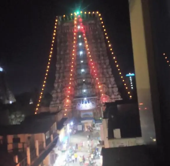 اتاق خانوادگی, Temple View Annex