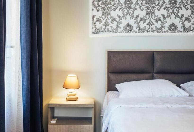 اتاق لوکس با بالکن, Memory House