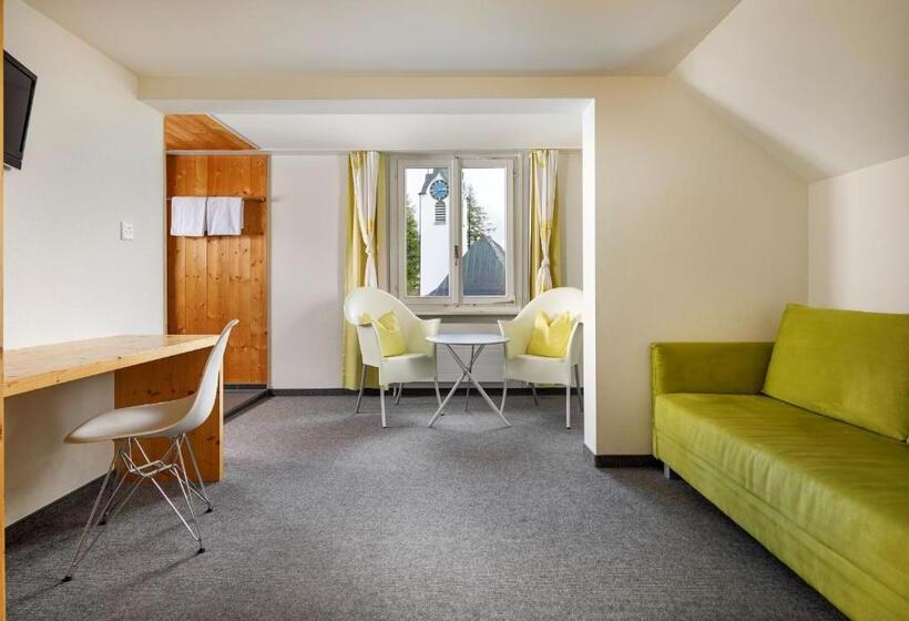 带阳台标准四人间, Hirschen Guesthouse Village