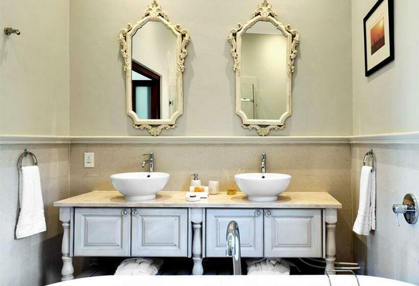 سوئیت با تخت بزرگ, Huguenot House