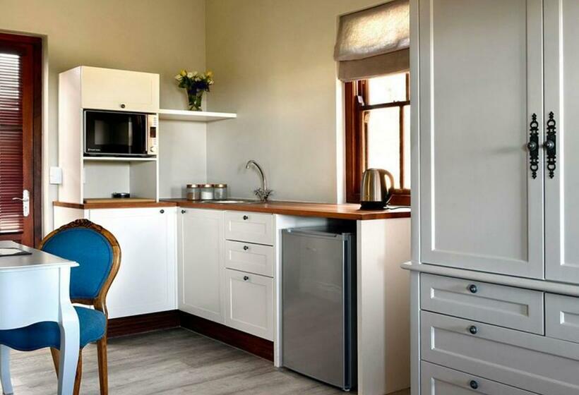 سوئیت با تخت بزرگ, Huguenot House