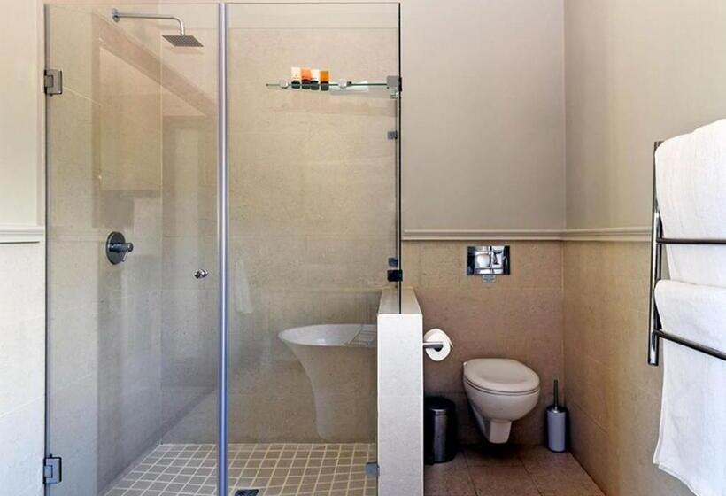 سوئیت با تخت بزرگ, Huguenot House