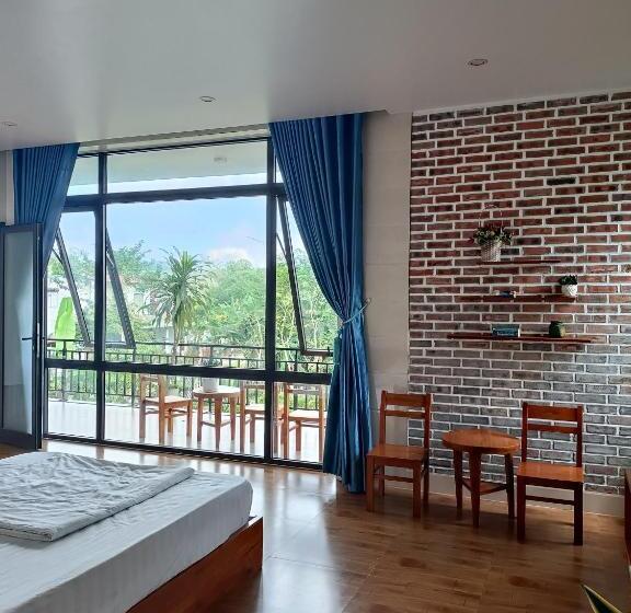 اتاق خانوادگی, Hugo Homestay