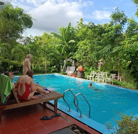 اتاق خانوادگی, Hugo Homestay