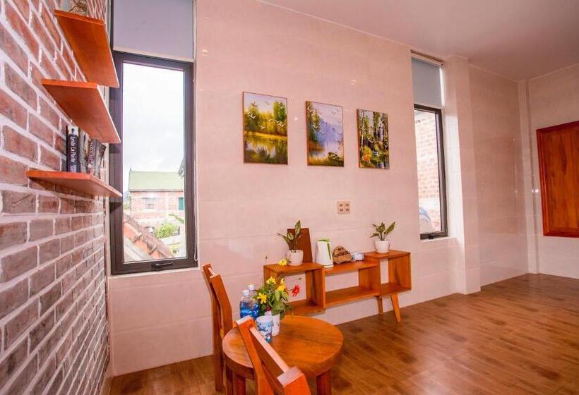 اتاق خانوادگی, Hugo Homestay