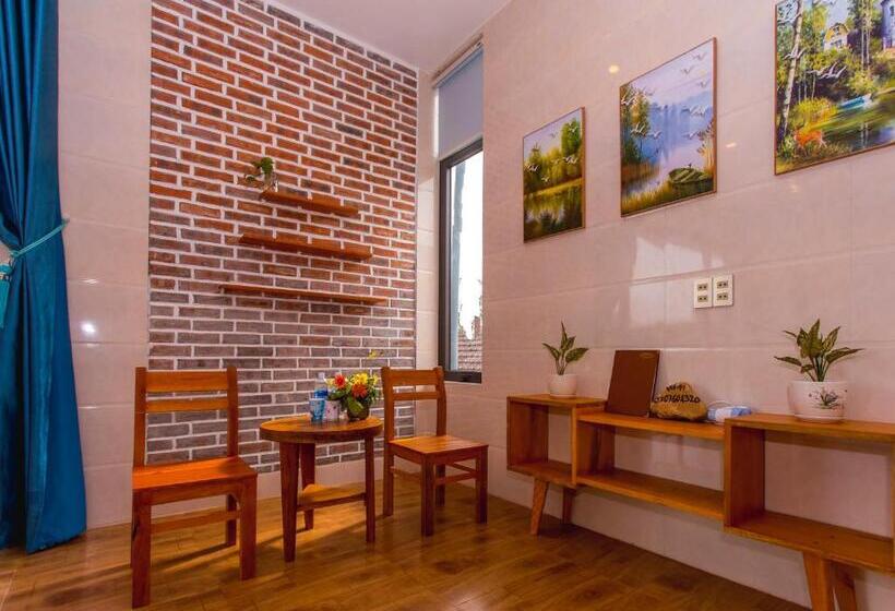 اتاق خانوادگی, Hugo Homestay