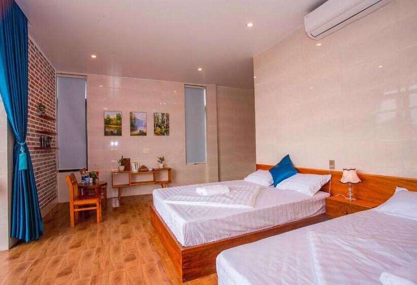 اتاق خانوادگی, Hugo Homestay