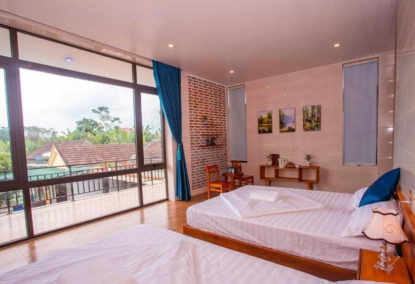 اتاق خانوادگی, Hugo Homestay