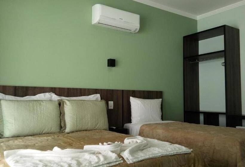 חדר סטנדרט לשלושה עם מרפסת, Pousada Rainha Dos Lagos