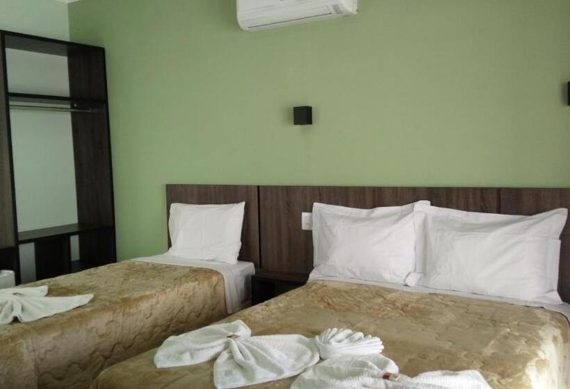 חדר סטנדרט לשלושה עם מרפסת, Pousada Rainha Dos Lagos