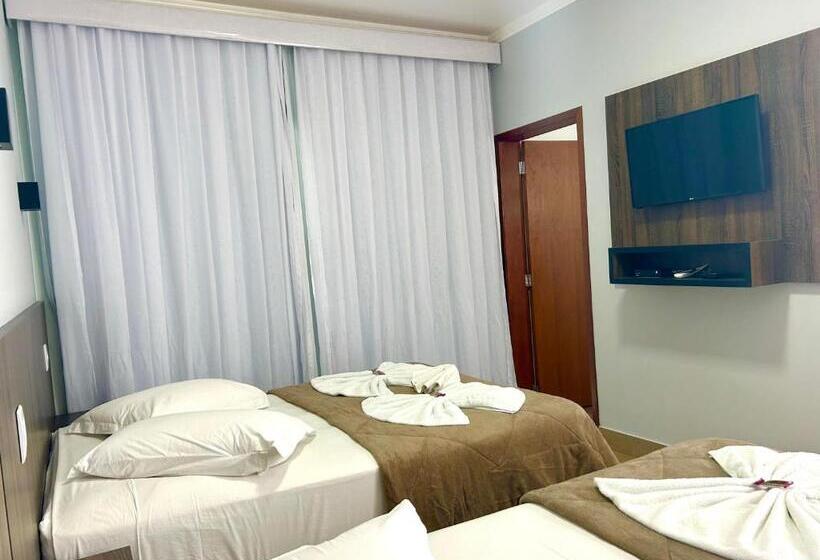 חדר סטנדרט לשלושה עם מרפסת, Pousada Rainha Dos Lagos