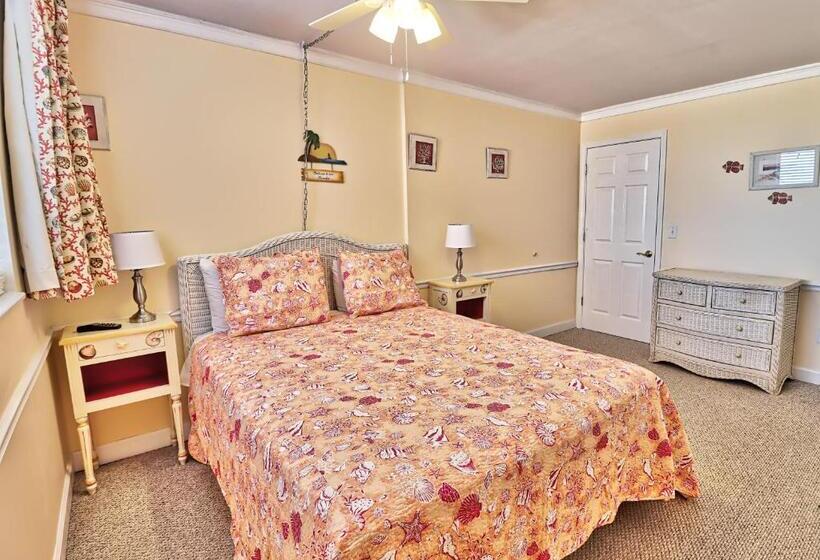 1 Bedroom Penthouse Apartment, Suites At The Beach