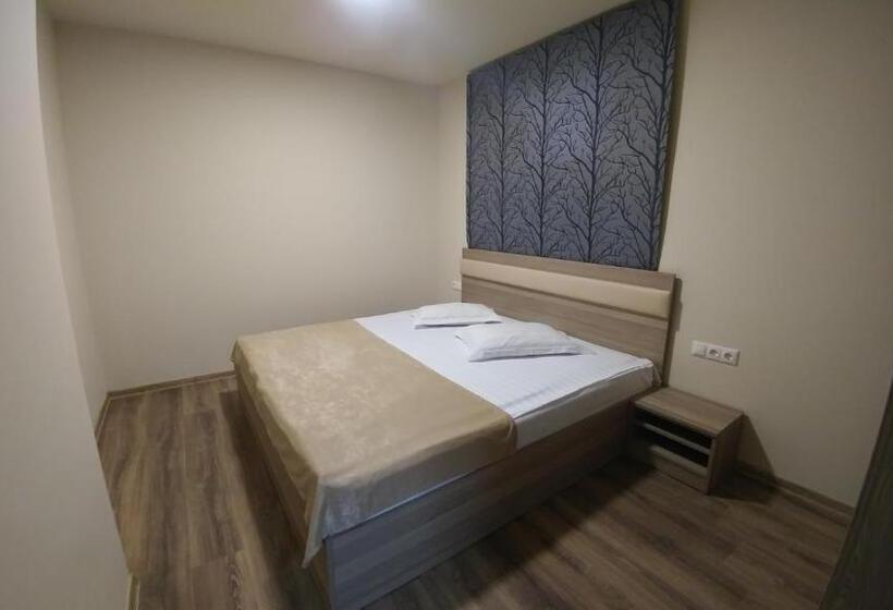 اتاق خانوادگی, Cross Apartments And Tours