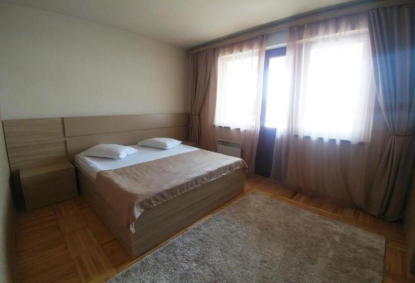 اتاق خانوادگی, Cross Apartments And Tours