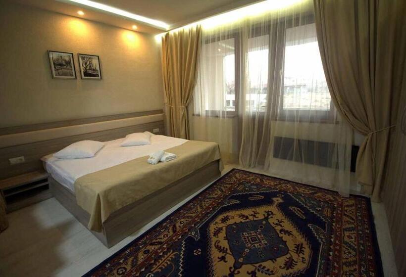 اتاق خانوادگی, Cross Apartments And Tours