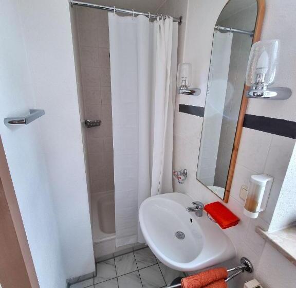 标准三人间, Gasthof Goldener Stern