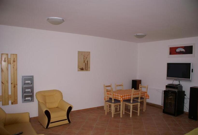 جناح عائلي, öregtölgy Panzio