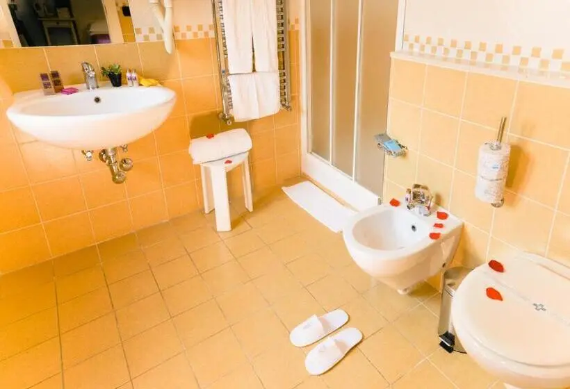 اتاق استاندارد با بالکن, Diana Inn Accommodations
