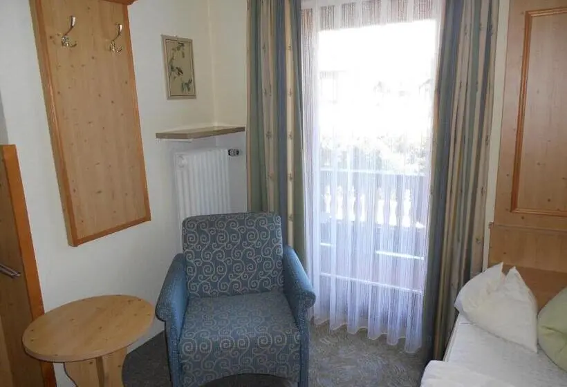 Standard Yhden Hengen Huone Parveke, Gästehaus Weißes Rössl