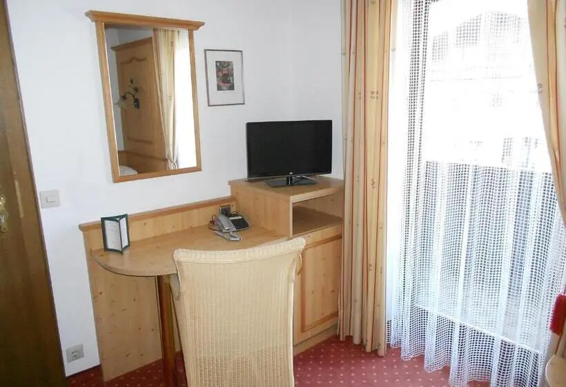 Standard Yhden Hengen Huone Parveke, Gästehaus Weißes Rössl