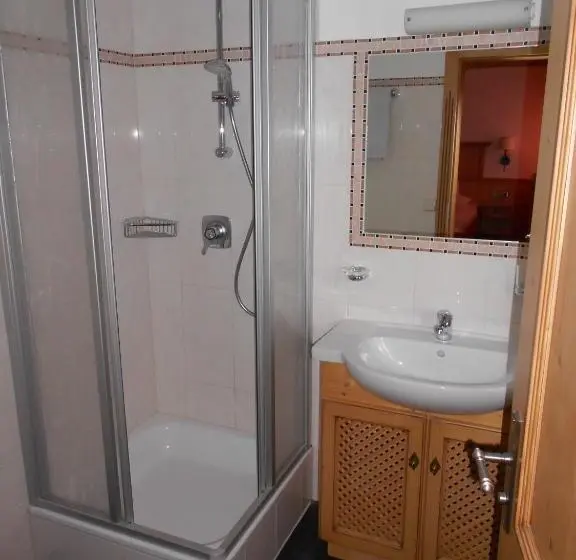 Standard Yhden Hengen Huone Parveke, Gästehaus Weißes Rössl