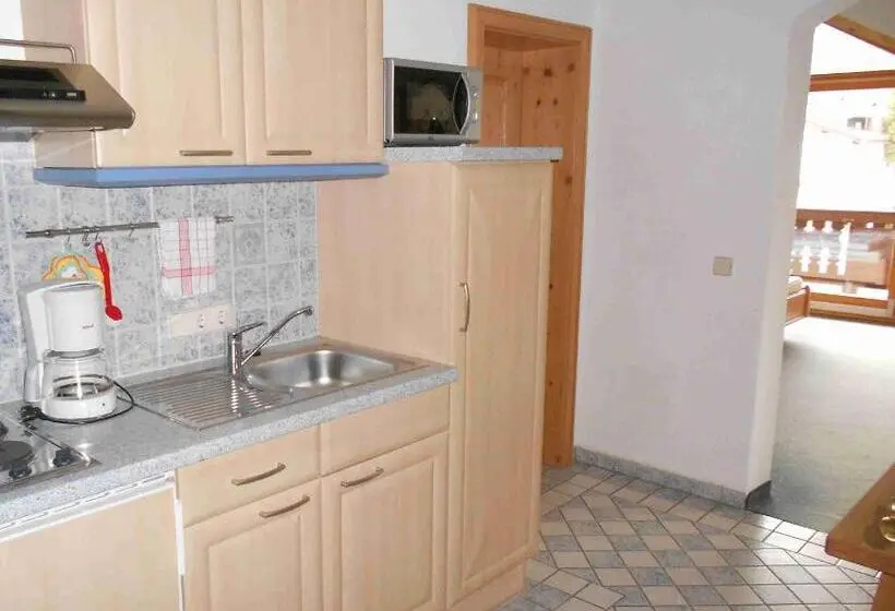 Huoneisto 1 Makuuhuone, Gästehaus Weißes Rössl