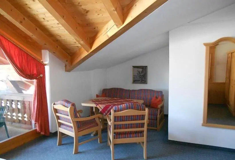 Huoneisto 1 Makuuhuone, Gästehaus Weißes Rössl