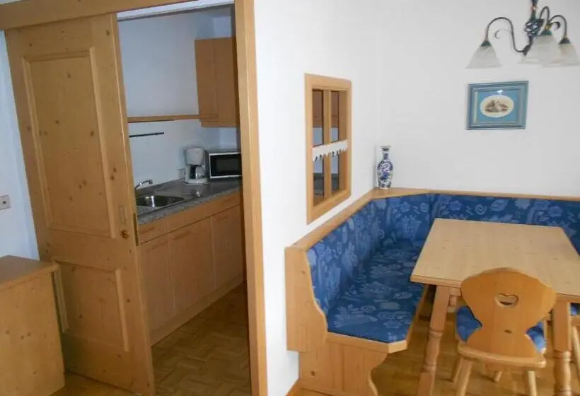 Huoneisto 1 Makuuhuone Parveke, Gästehaus Weißes Rössl