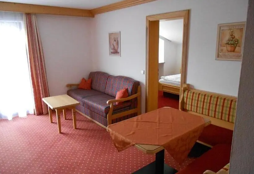 Huoneisto 1 Makuuhuone Parveke, Gästehaus Weißes Rössl