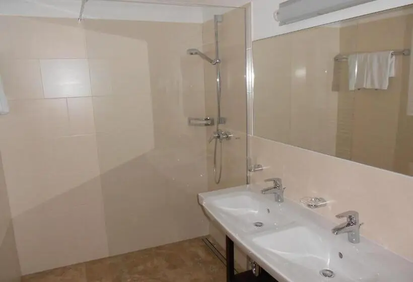 Huoneisto 2 Makuuhuonetta, Gästehaus Weißes Rössl