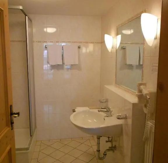Huoneisto 2 Makuuhuonetta, Gästehaus Weißes Rössl