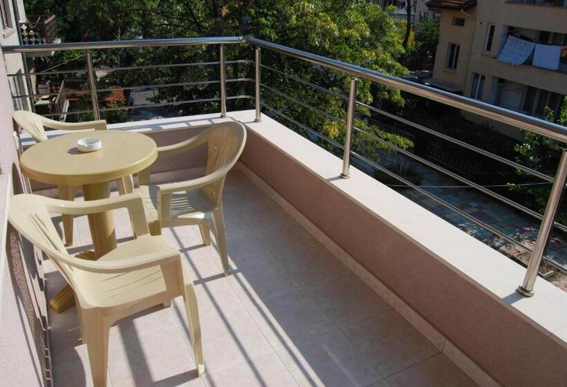 스탠다드 트리플 룸, Guest House Donchevi