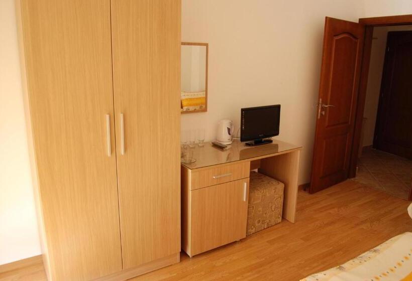 Номер Стандарт Трехместный, Guest House Donchevi