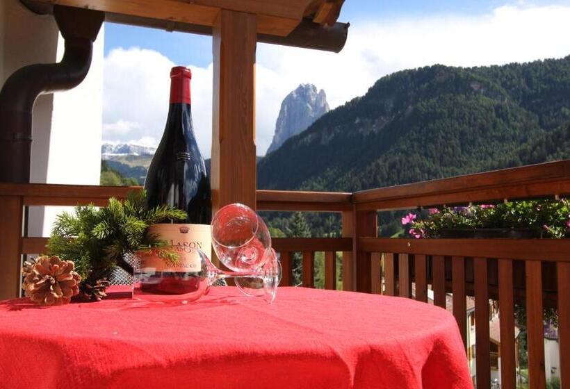 带两个卧室的顶楼公寓, Residence Cesa Ladina