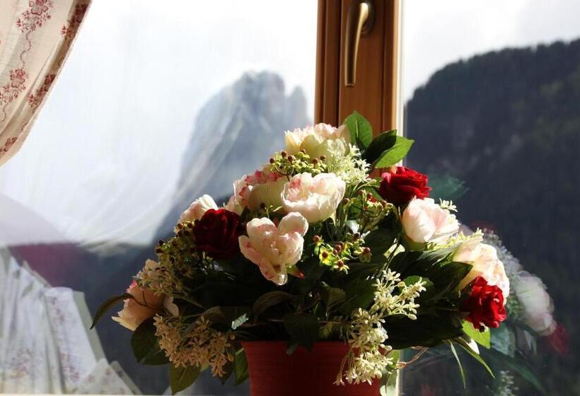 带两个卧室的顶楼公寓, Residence Cesa Ladina