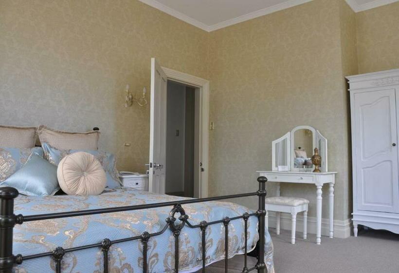 자쿠지 스위트, Issey Manor