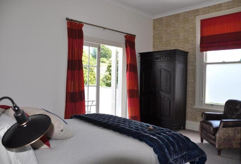 سوئیت با وان آب گرم, Issey Manor