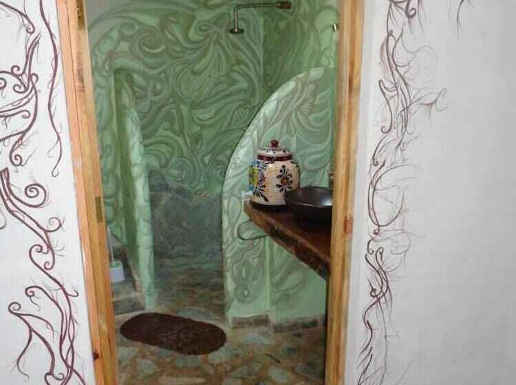 Cameră Familiară, Casa Mango