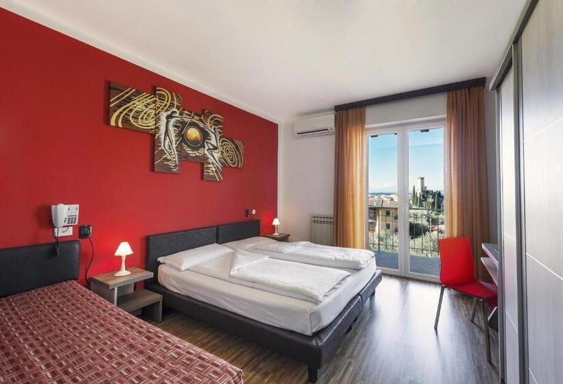 غرفة قياسية ثلاثية, Garni Ischia