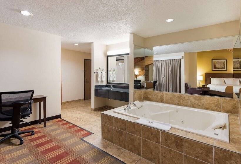 Люкс Вид на Бассейн, Best Western Lakewood Inn