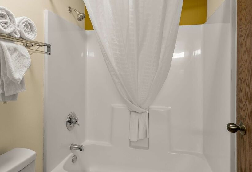 Люкс Вид на Бассейн, Best Western Lakewood Inn