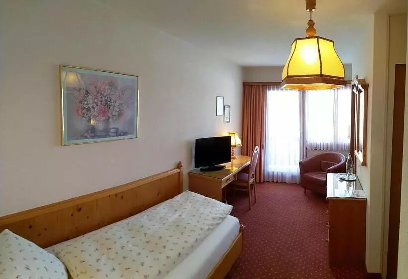 Standard Yhden Hengen Huone, Cresta