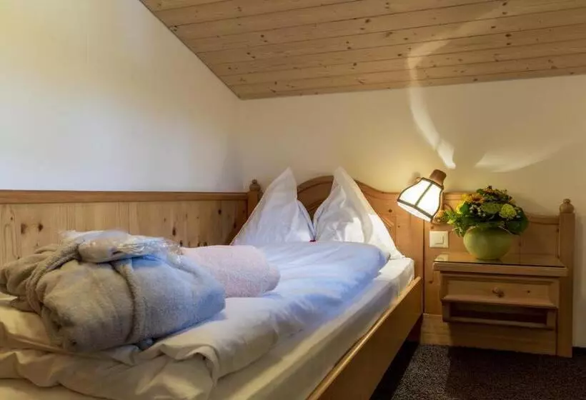 Standard Kolmen Hengen Huone, Cresta