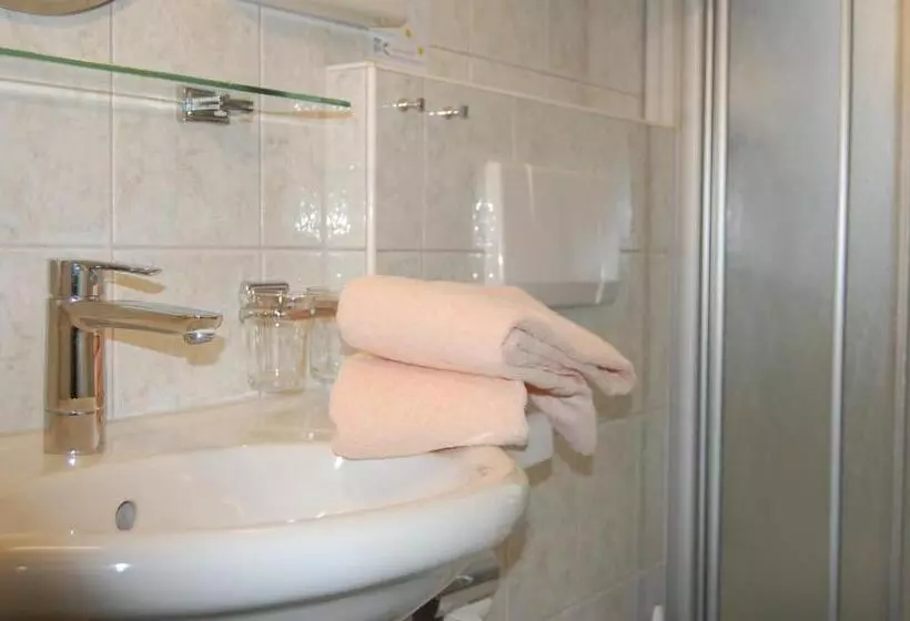Economy Yhden Hengen Huone, Cresta