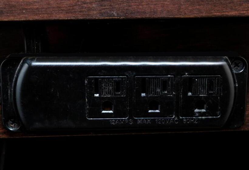 جناح, Red Roof Inn & Suites Savannah Airport