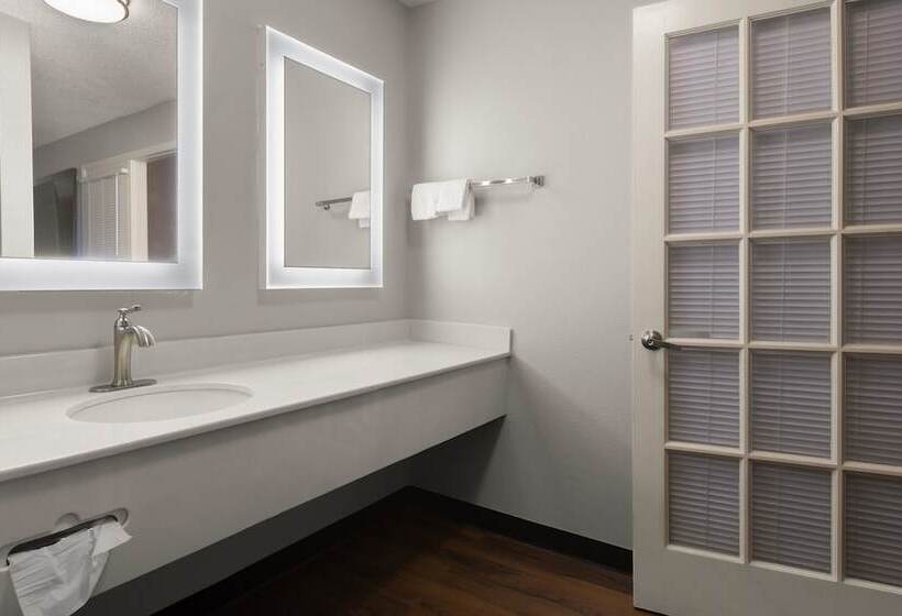 جناح, Red Roof Inn & Suites Savannah Airport