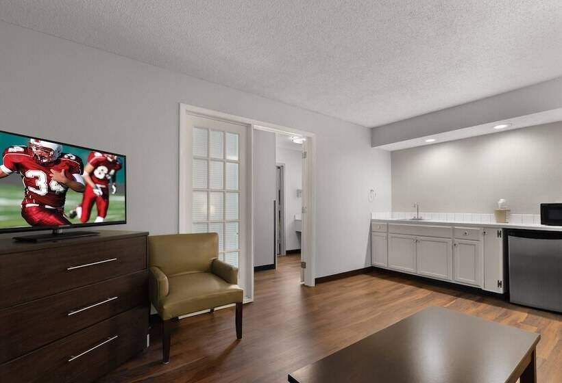 جناح, Red Roof Inn & Suites Savannah Airport