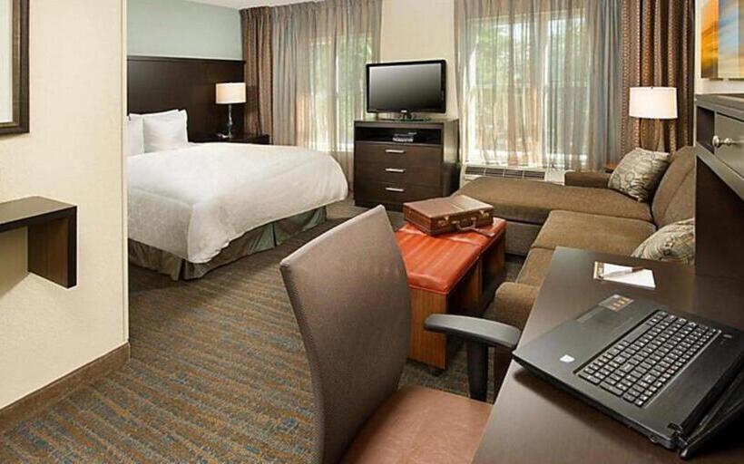 스탠다드 스튜디오, Staybridge Suites Lincolnshire, An Ihg