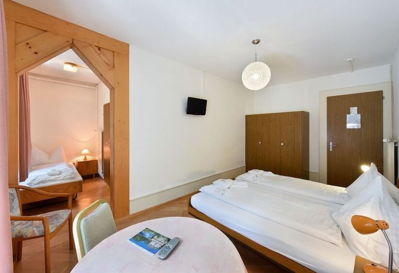 חדר סטנדרט לשלושה עם מרפסת, Waldhotel Unspunnen