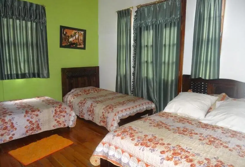 Standard Neljän Hengen Huone, Hostal Del Piamonte